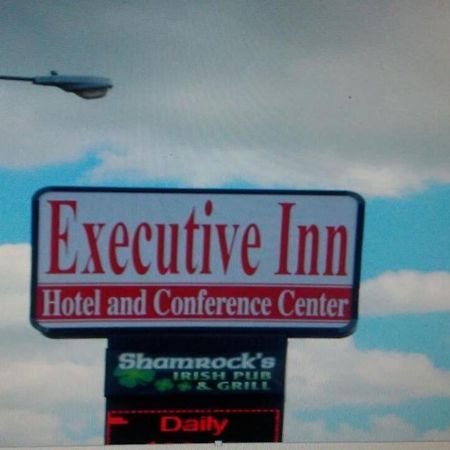 Executive Inn Hotel And Conference Center Лотон Экстерьер фото