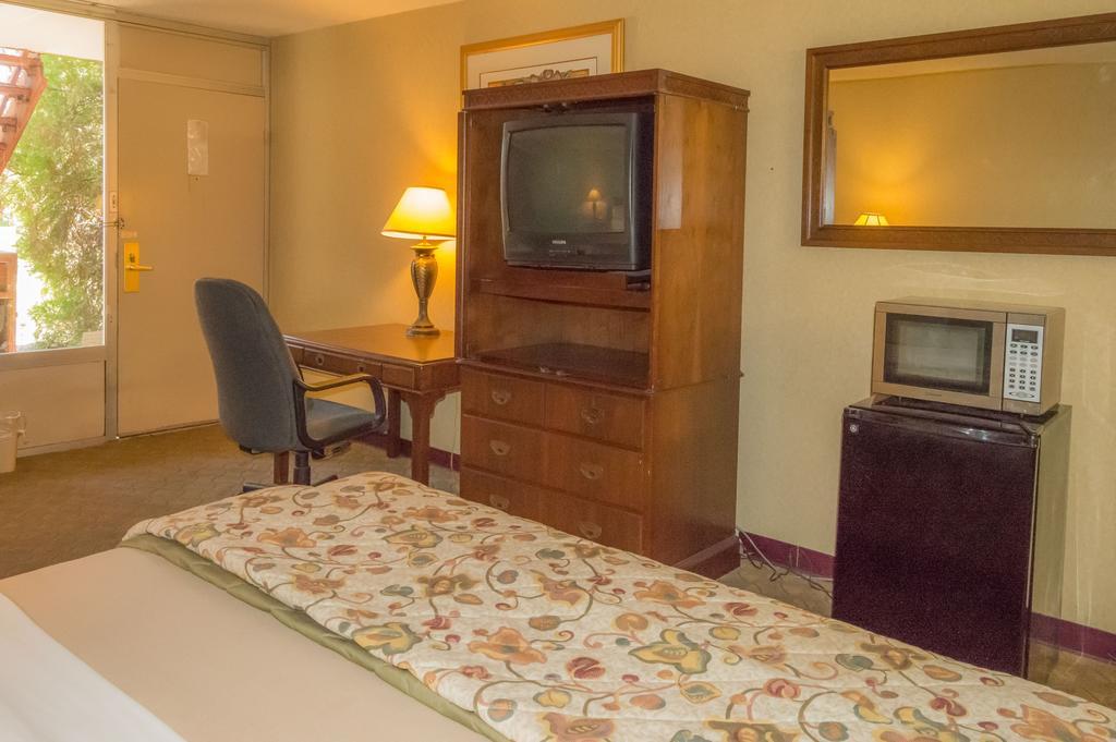 Executive Inn Hotel And Conference Center Лотон Номер фото